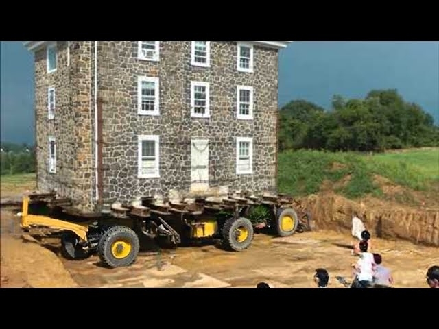 This is How a Giant 1,000 Ton House Is Transported On the Road
